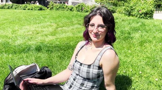 JacquieEtMichelTV — Jolly — 23 Years Old, Student